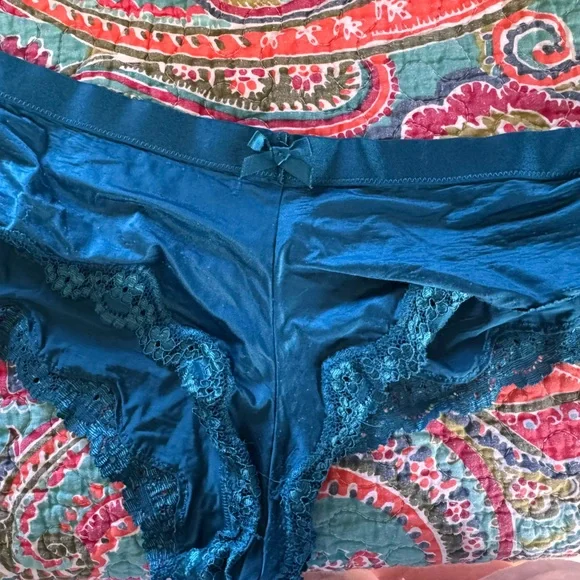 Victorias Secret 38D bra and panties - Picture 7 of 7